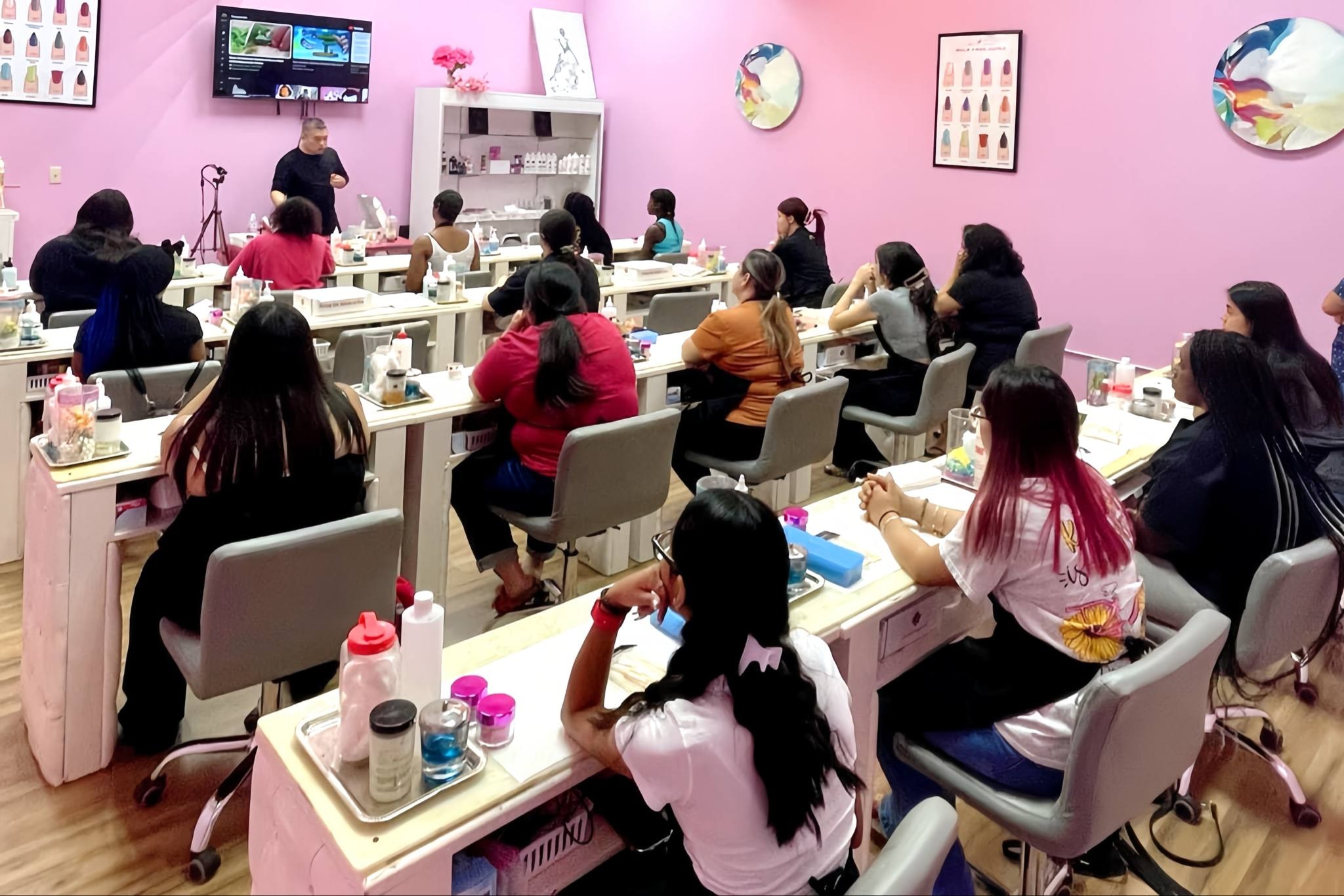 thue-quan-nganh-nail - 4