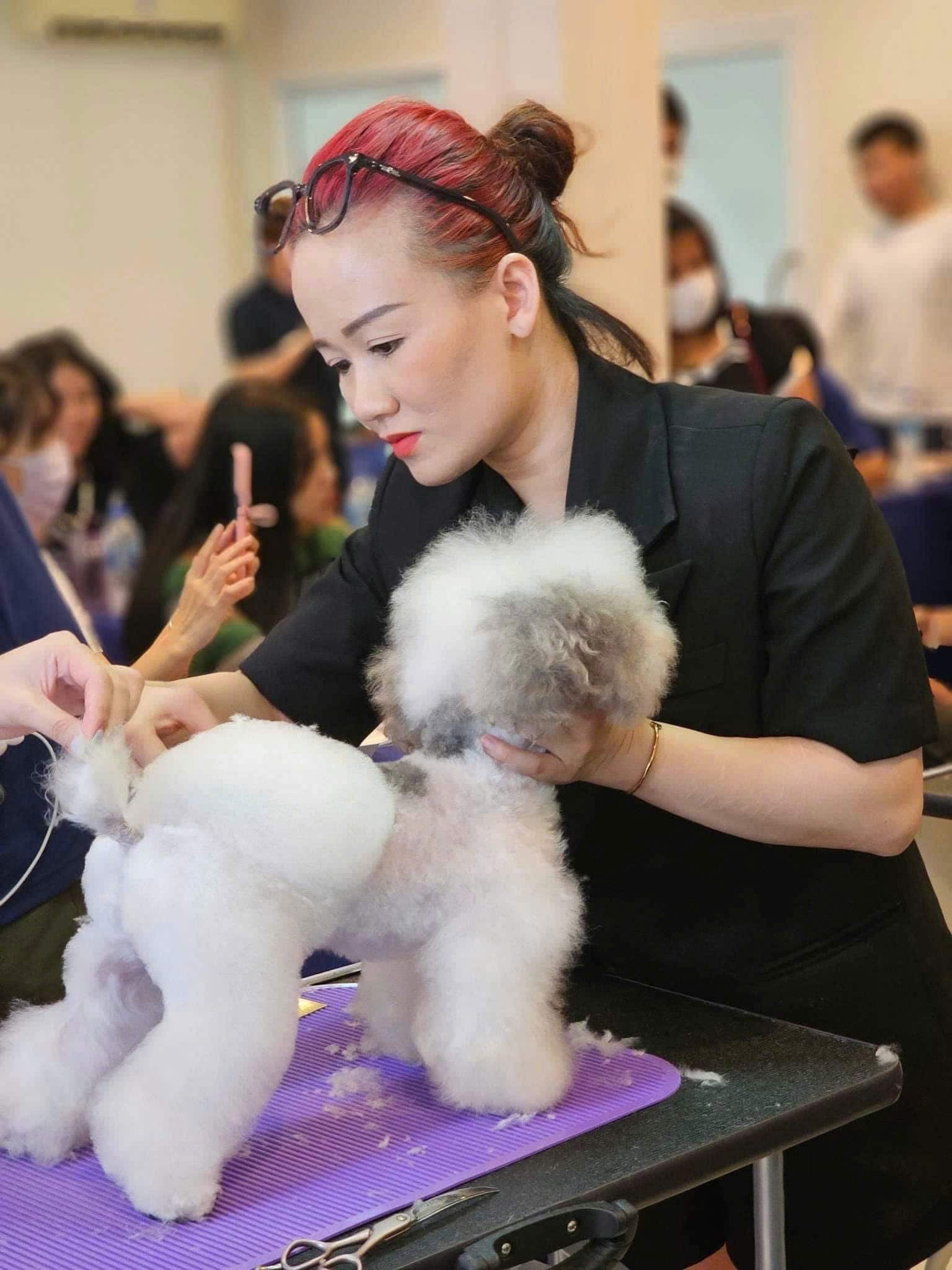 Đằng sau dáng vẻ tập trung ấy là 8 năm kiên định với nghề grooming và tình yêu vô điều kiện dành cho thú cưng