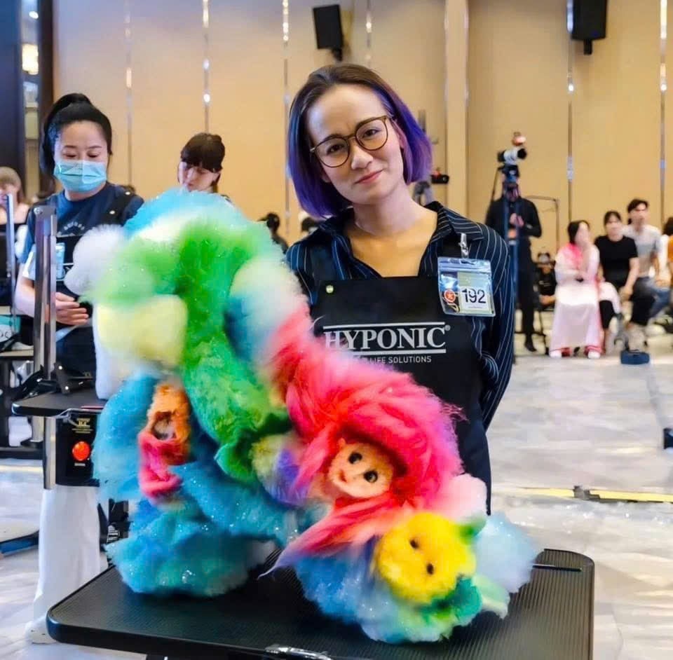 Vẻ dịu dàng của người nghệ nhân HMi Nguyễn làm đẹp cho thú cưng – nơi mỗi đường kéo là một nét chạm của yêu thương