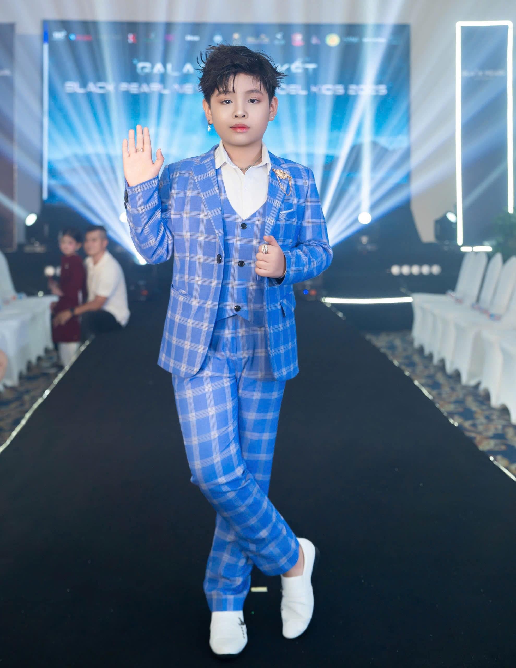 Thiên Bảo lịch lãm trong thiết kế vest, gương mặt mẫu nhí triển vọng