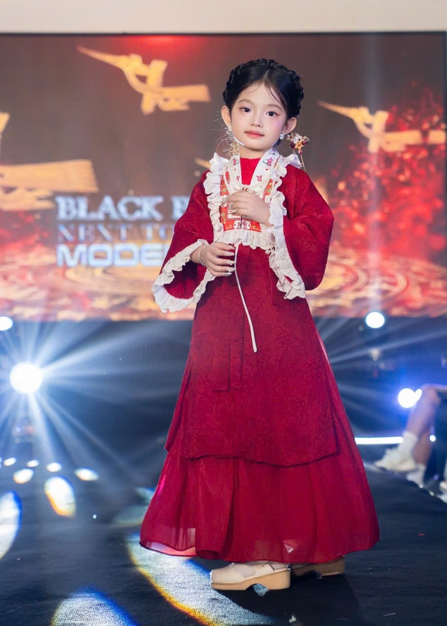 Mẫu nhí Thảo Vy tự tin sải bước trong phần trình diễn trang phục dân tộc