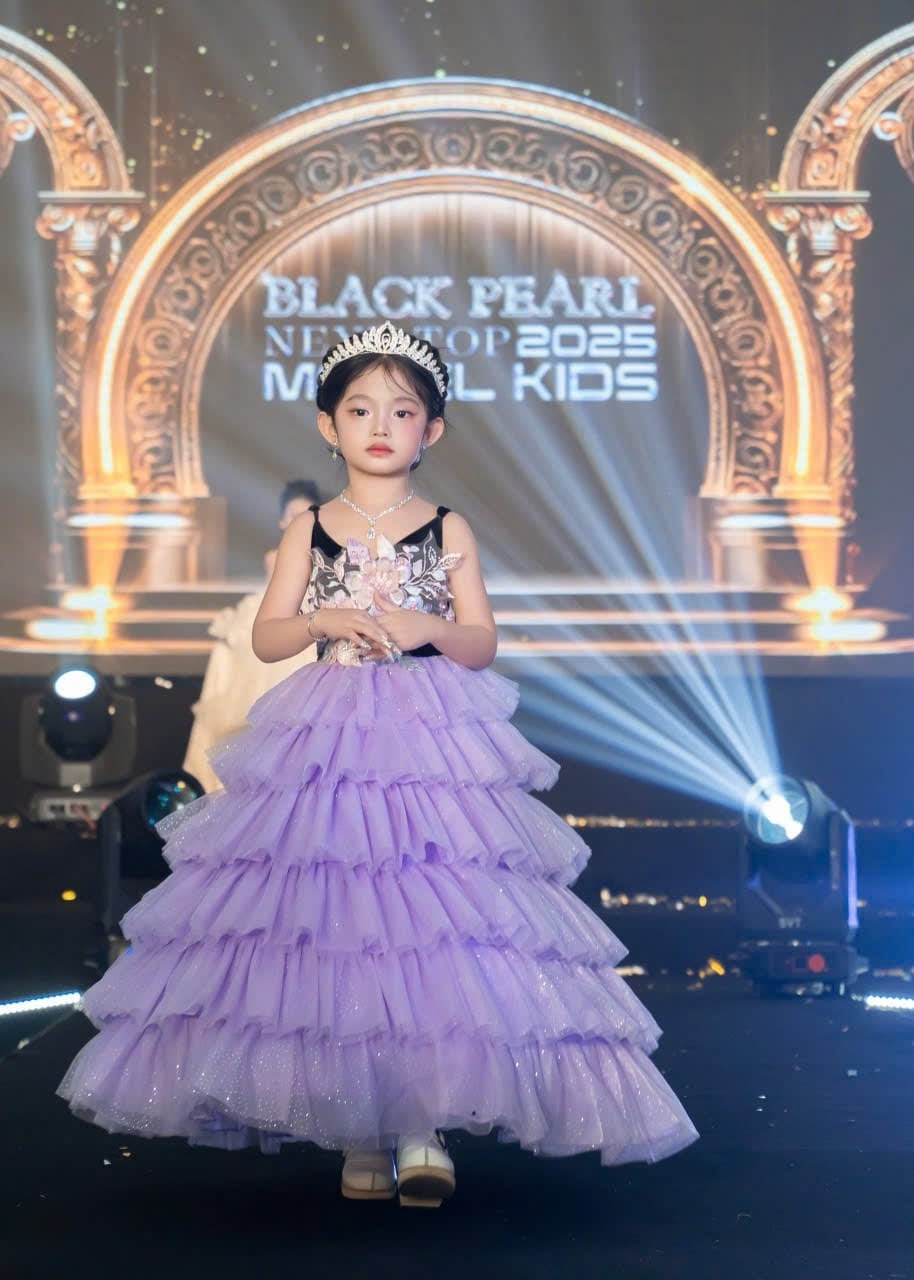 Mẫu nhí Thảo Vy hoá thân thành công chúa xinh xắn trong phần thi trang phục dạ hội