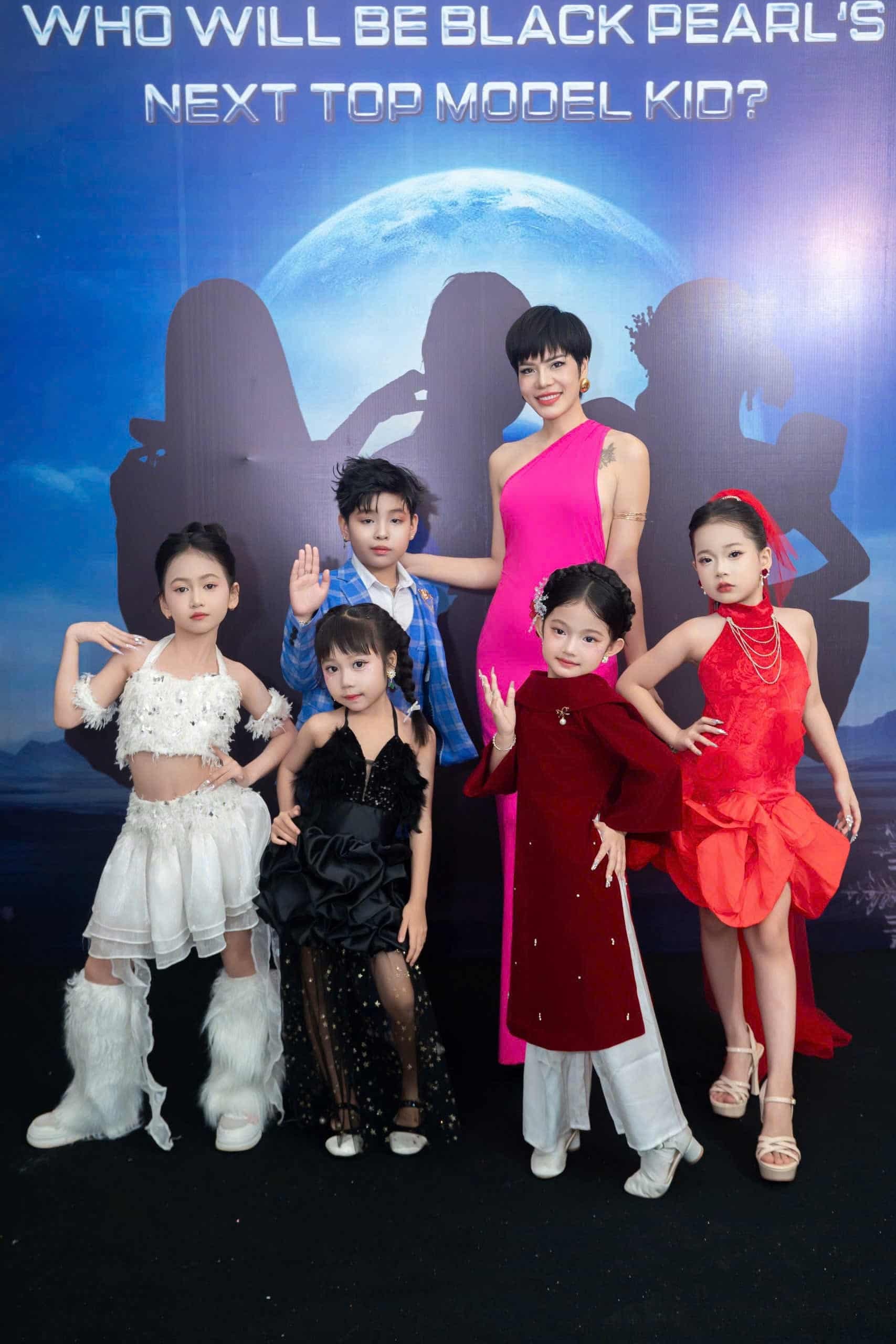 Đình Đình cùng huấn luyện viên Đặng Thị Diệu Huê và các thành viên trong đội tại cuộc thi