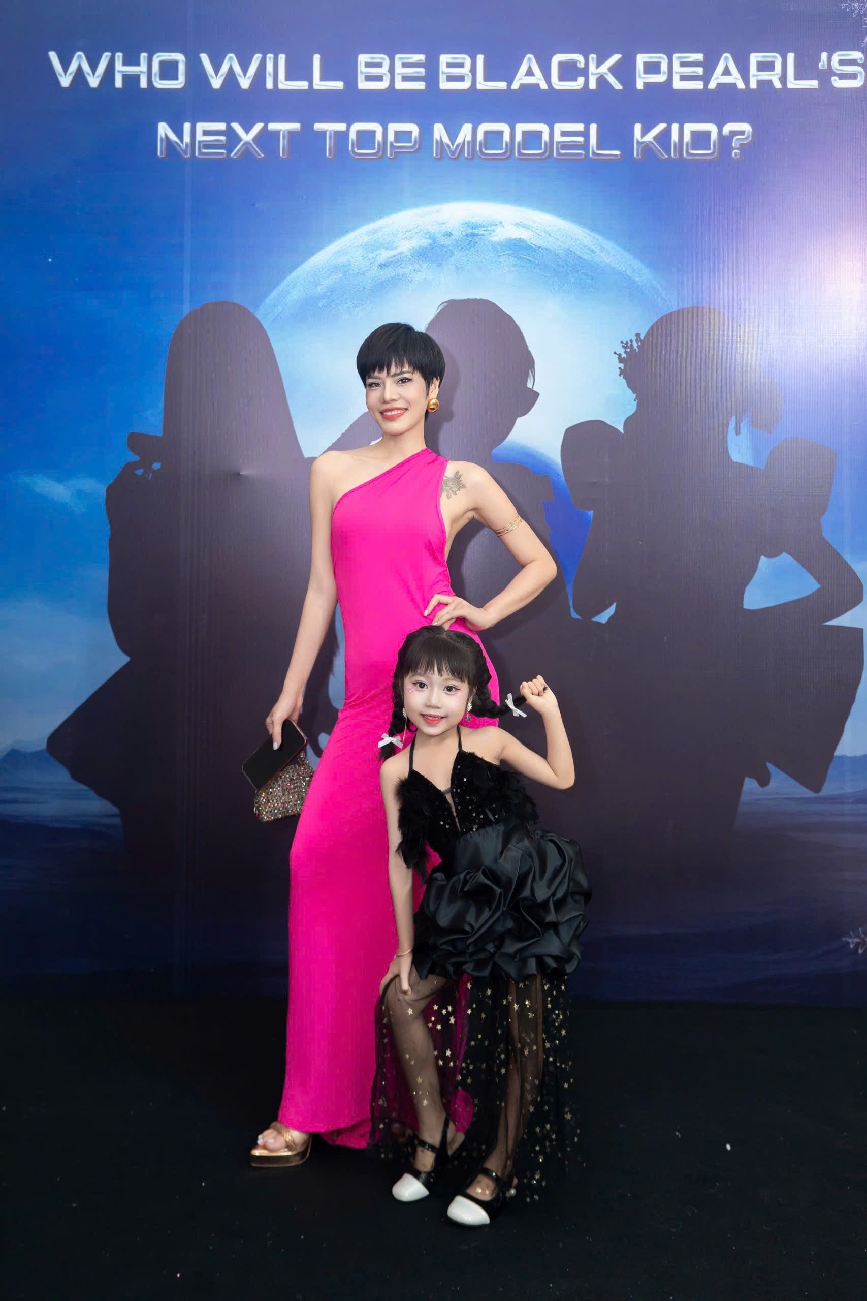 Hai cô trò duyên dáng xuất hiện trên thảm đỏ Black Pearl Next Top Model Kids 2025