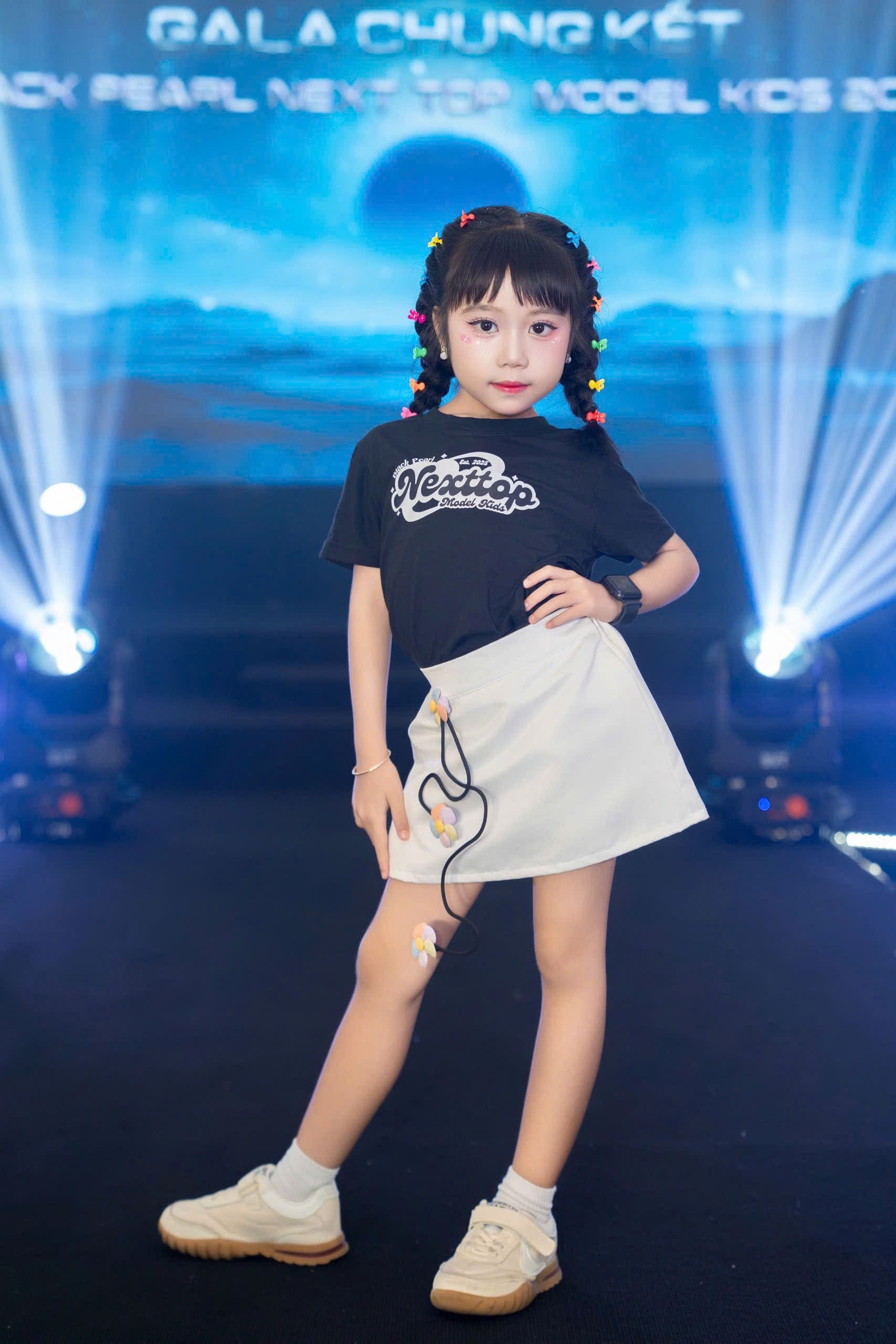 Đình Đình trong trang phục phần thi đồng diễn