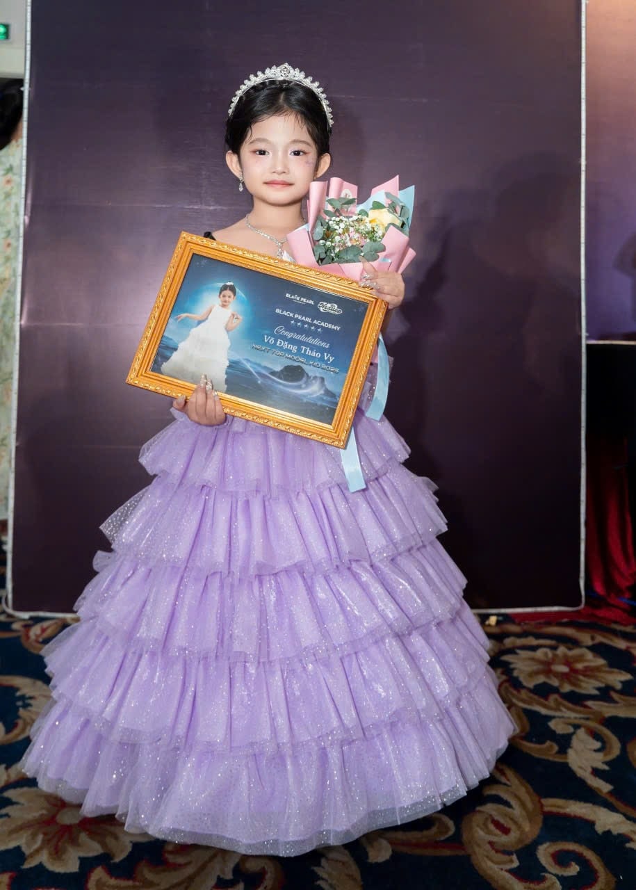 Mẫu nhí 5 tuổi duyên dáng hóa thân thành quý cô trong trang phục áo dài cách tân