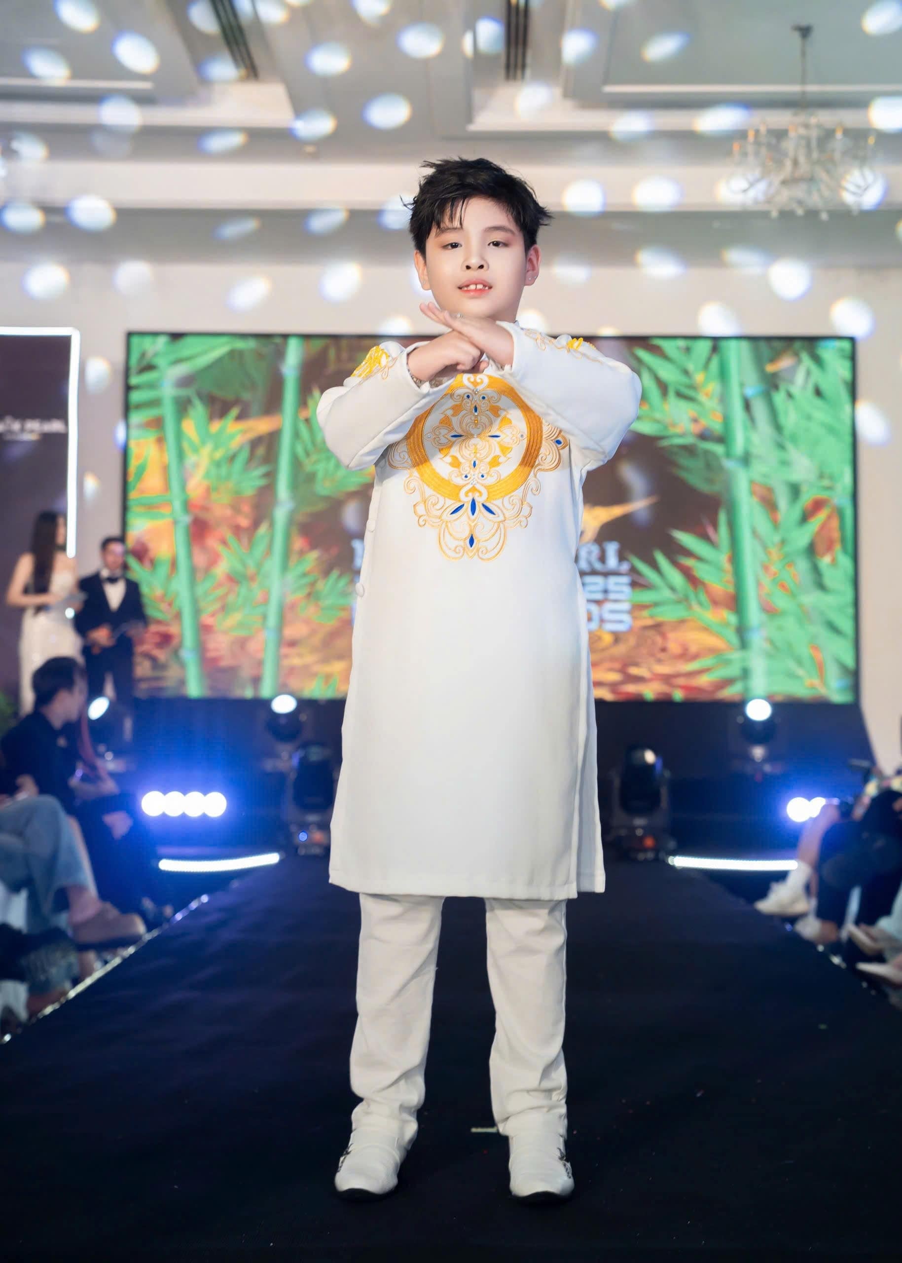 Thiên Bảo duyên dáng trong tà áo dài truyền thống