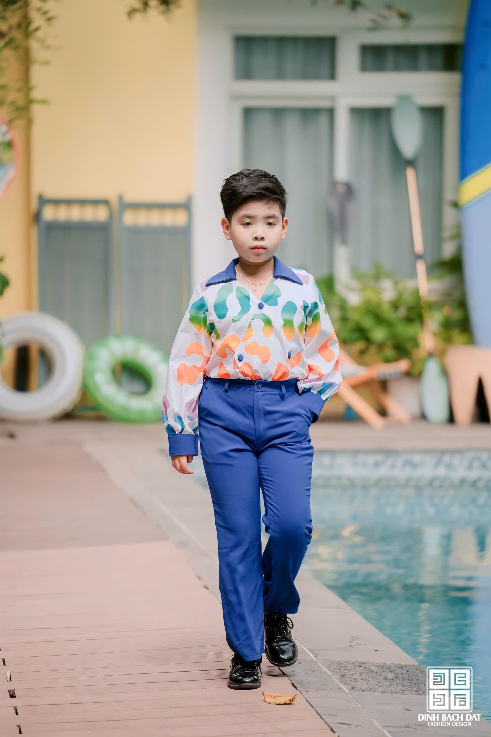 Khoảnh khắc Thiên Bảo sải bước đầy năng lượng trên sàn catwalk