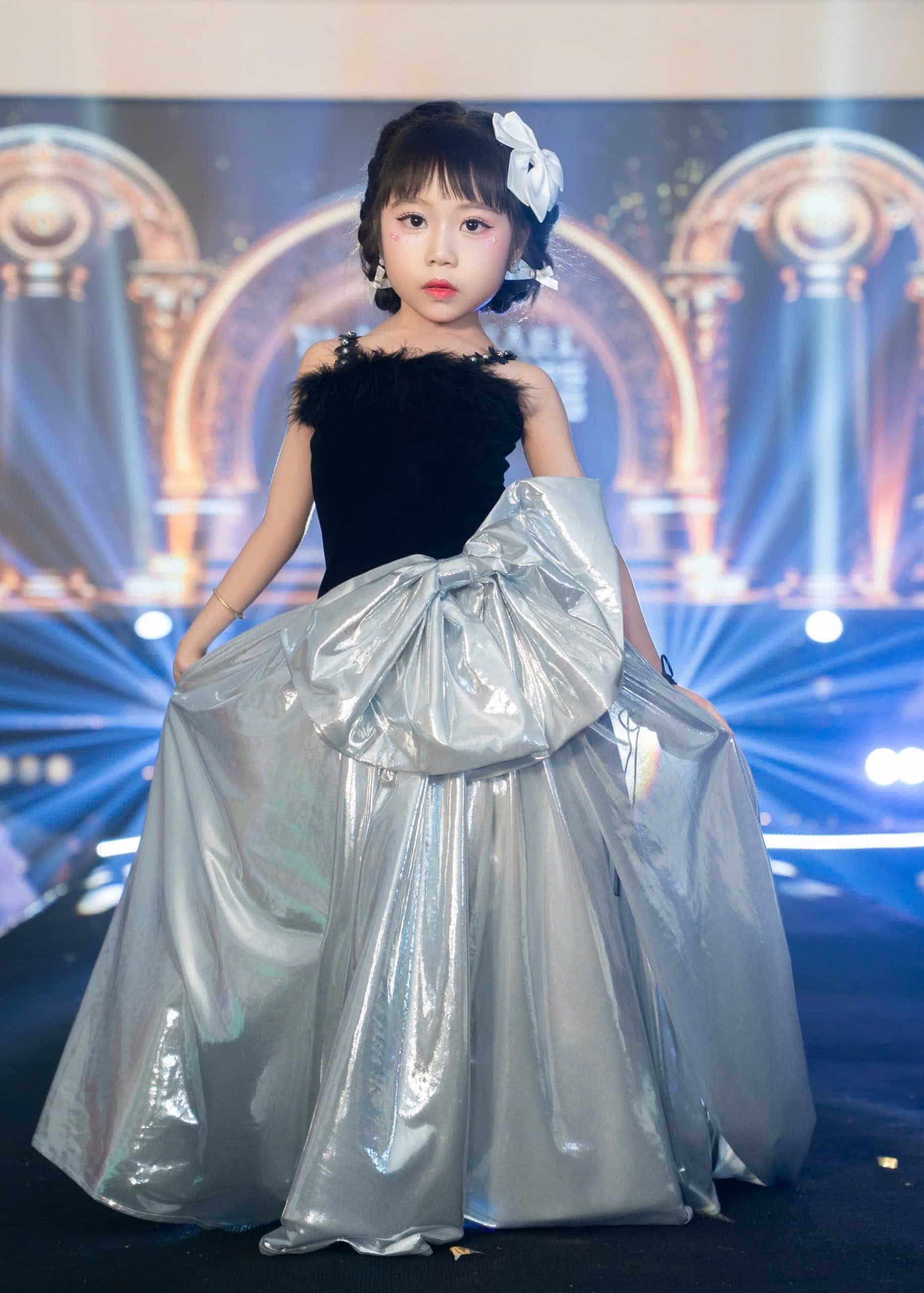 Đình Đình thần thái biểu diễn trang phục dạ hội