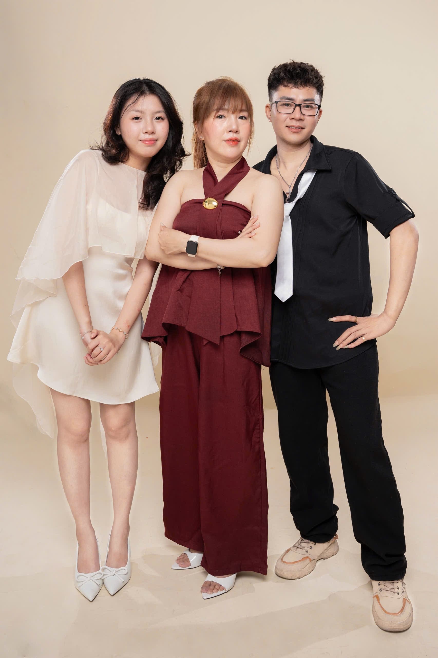 Cháu gái và chị gái của makeup artist Nguyên Phát