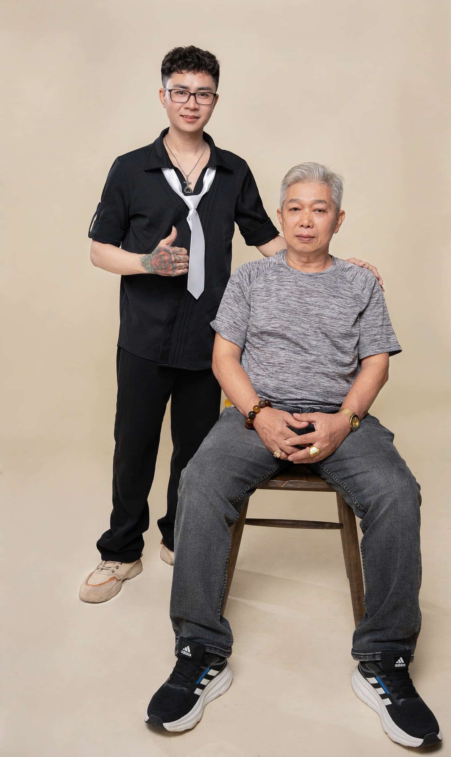 Makeup artist Nguyên Phát và cha mẹ nuôi