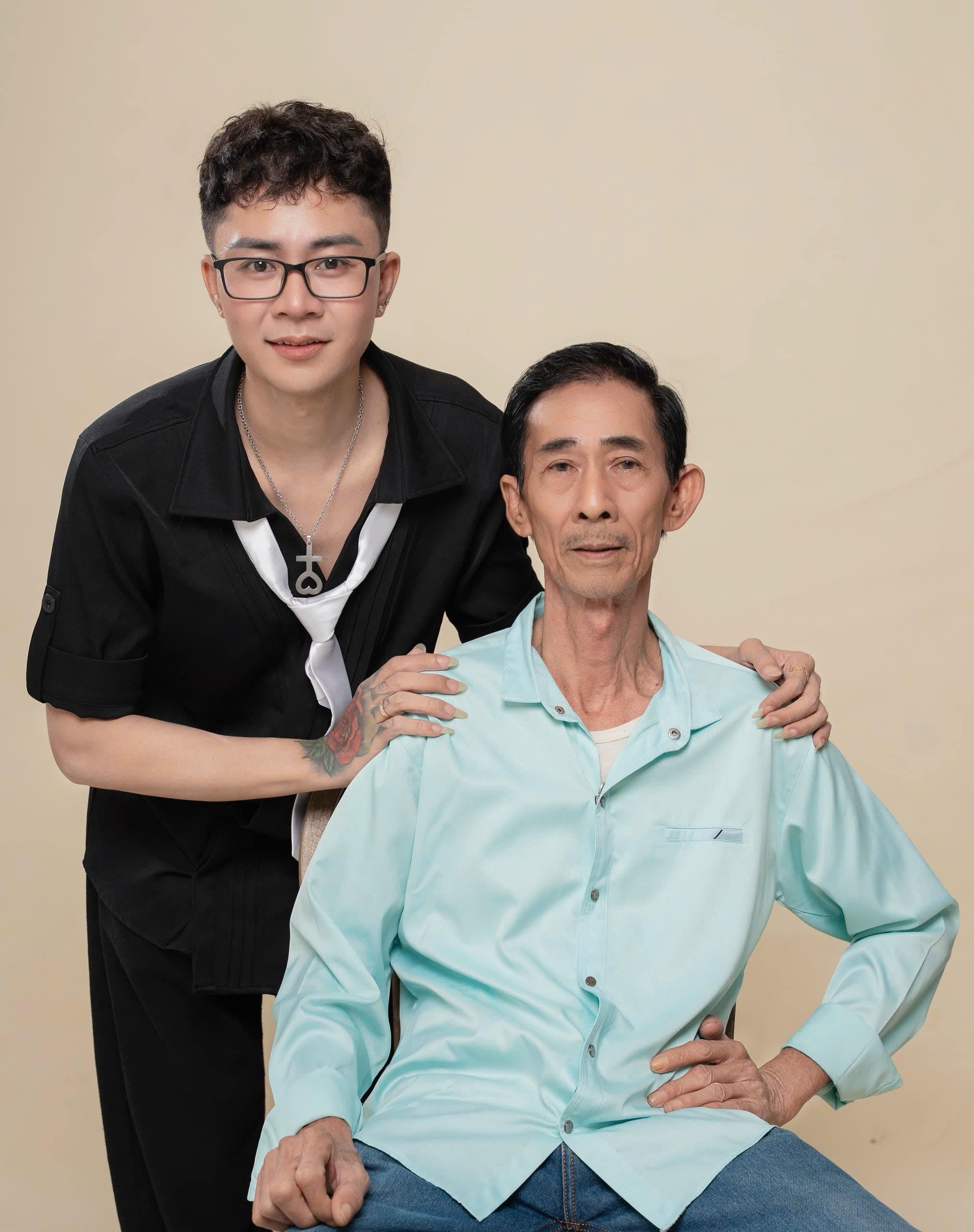 Nguyên Phát và cha ruột người luôn lặng lẽ phía sau