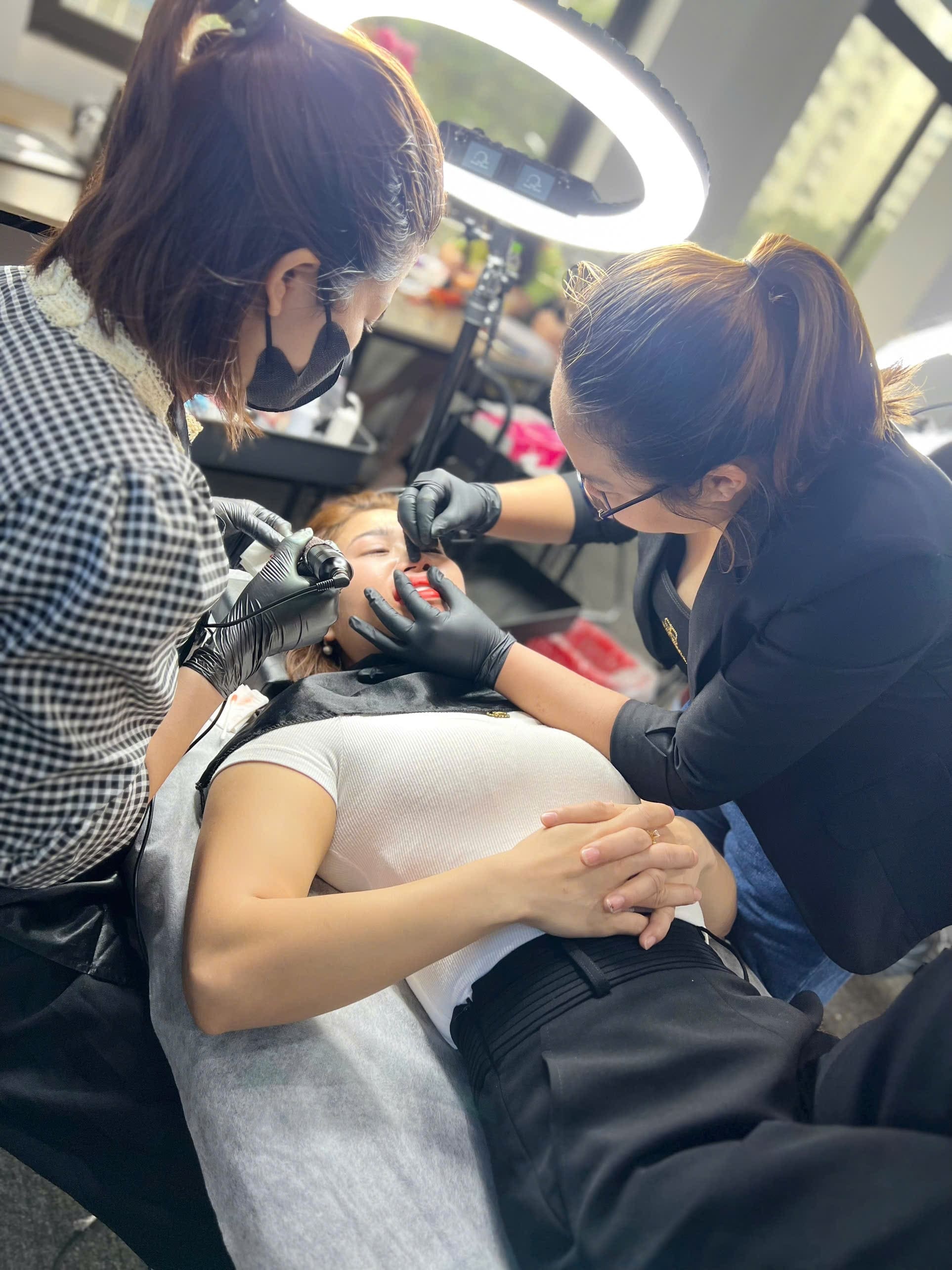 Với Chi Xăm, giảng dạy không chỉ là cầm tay chỉ việc, mà là truyền thông điệp làm nghề và đi cùng học viên đến khi vững vàng