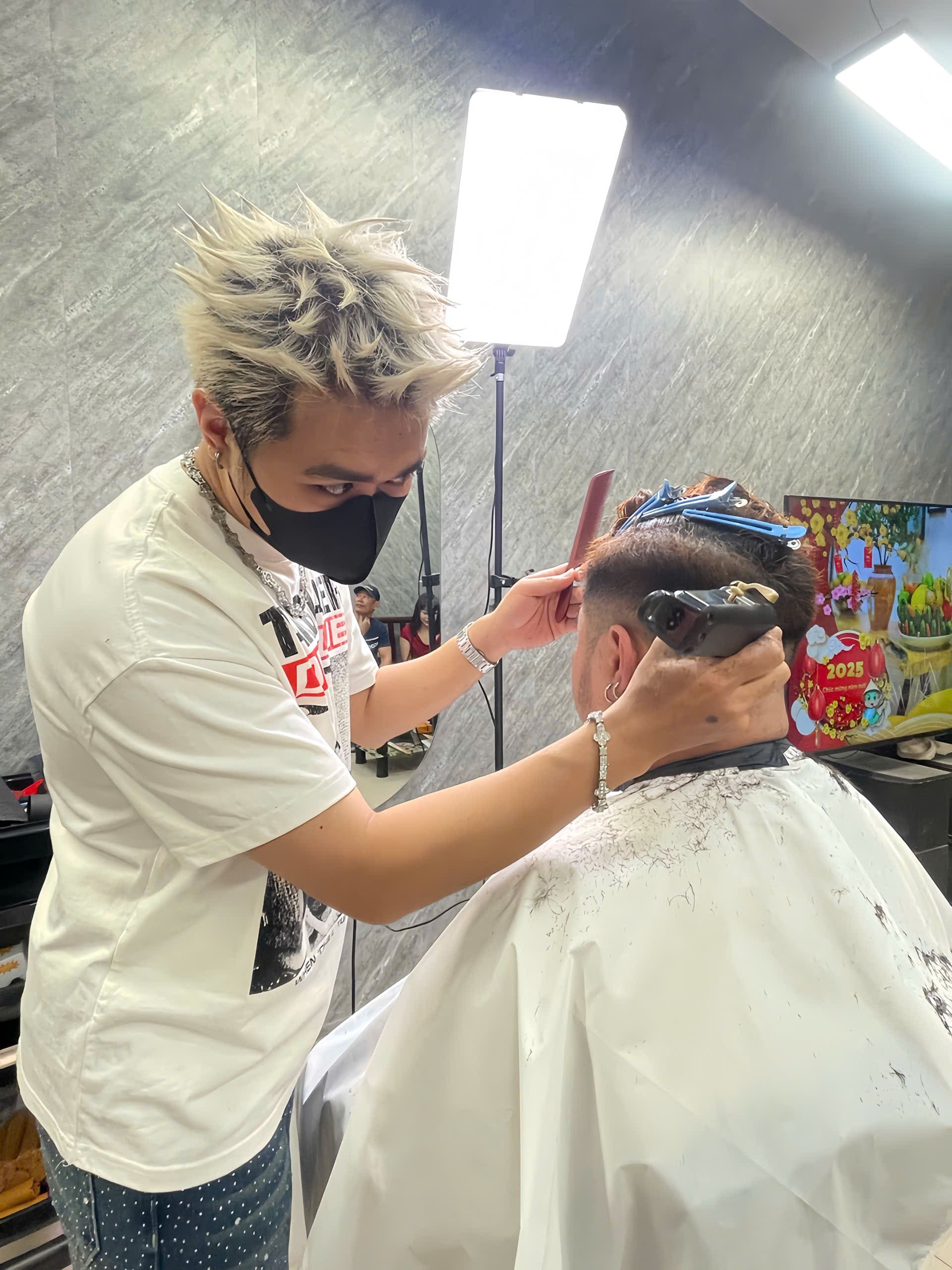 Trước khi cầm mic đứng trên sân khấu MC KENZII là một thợ tóc