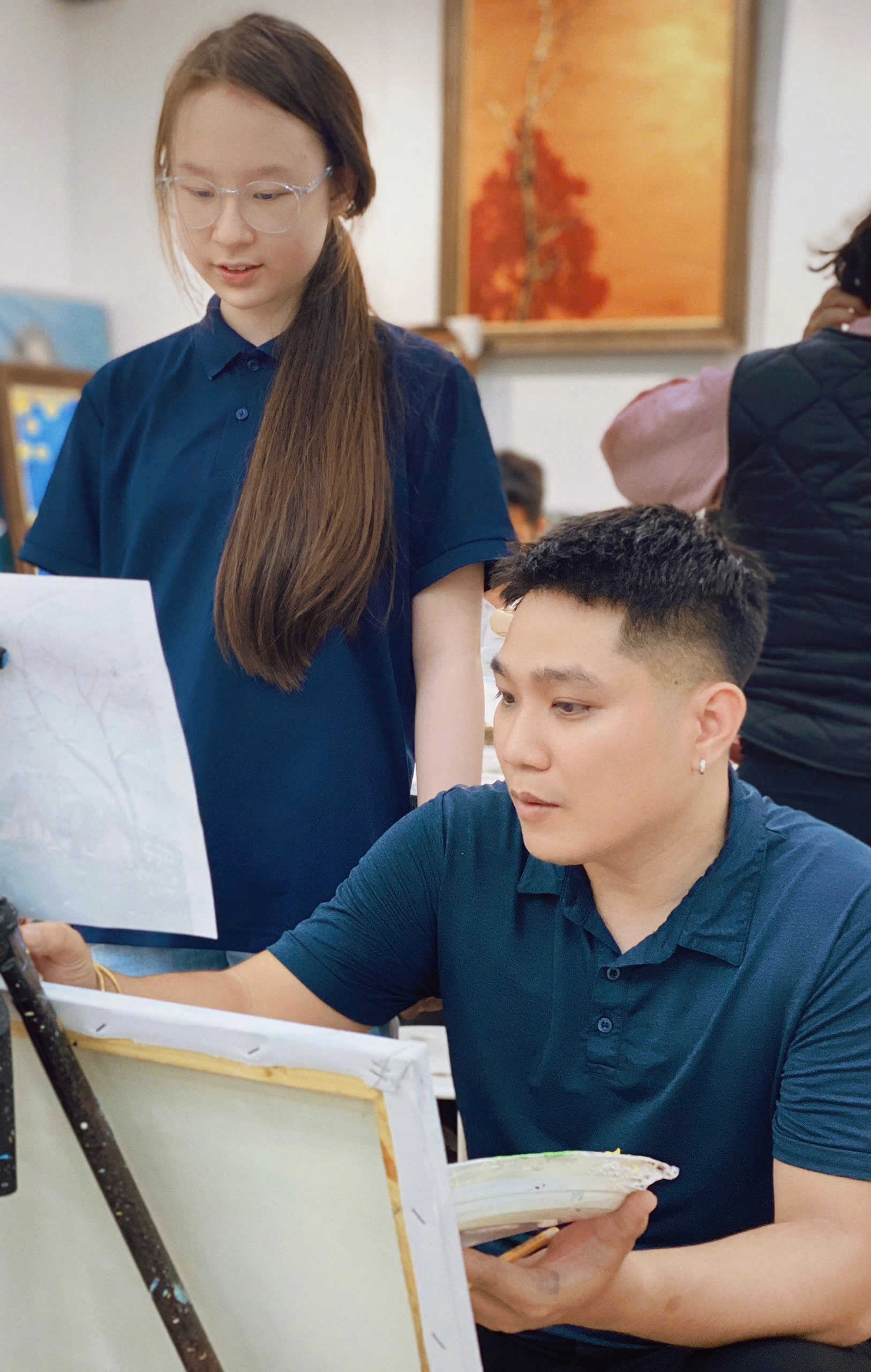 Thầy giáo Sơn Tùng (Founder xưởng vẽ Sơn Tùng Art) và học viên