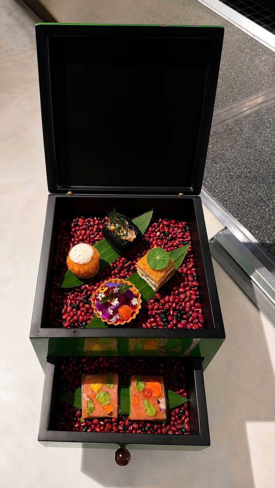 Signature Canapés được Chef Hoàng Huy thực hiện tại Trần Dynasty – Fairmont Hanoi, tái hiện tinh thần ẩm thực Việt qua cách thể hiện đương đại, tinh tế.