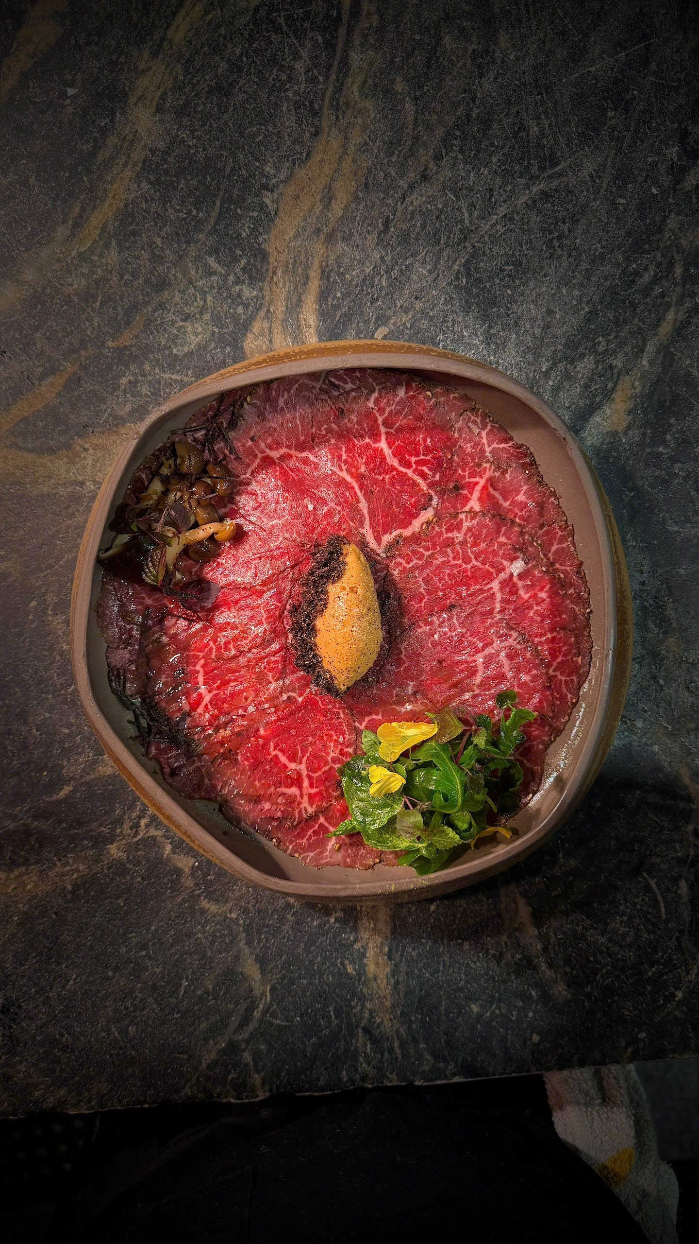 Bò tái chanh & Nấm Truffle được Chef Hoàng Huy phát triển tại MILA South Beach, Miami, kết hợp hương vị Việt quen thuộc với kỹ thuật fine dining hiện đại.