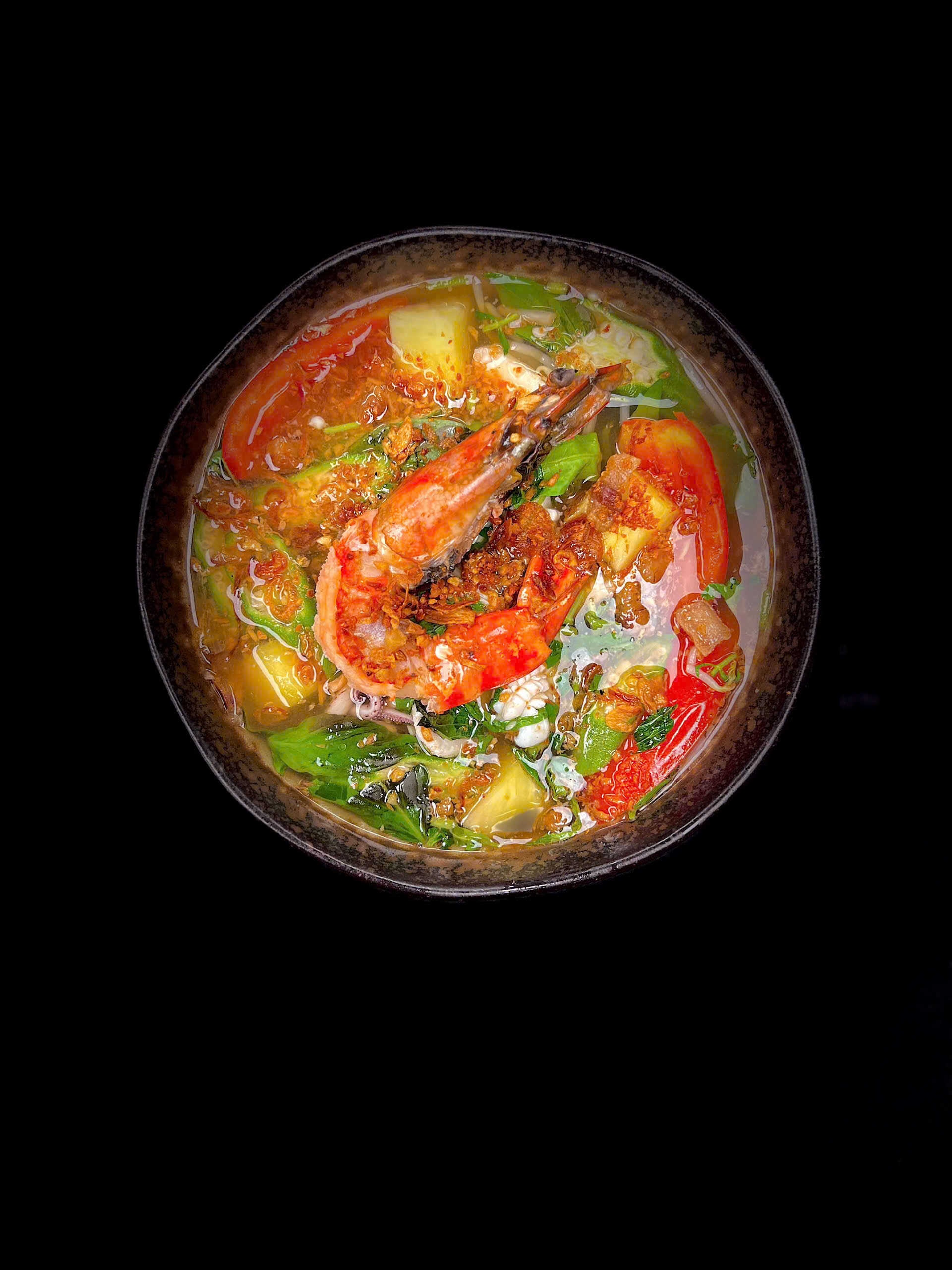 Canh Chua được Chef Hoàng Huy phát triển tại TAO Chicago, mang hương vị Việt quen thuộc đến cộng đồng người Việt xa xứ.