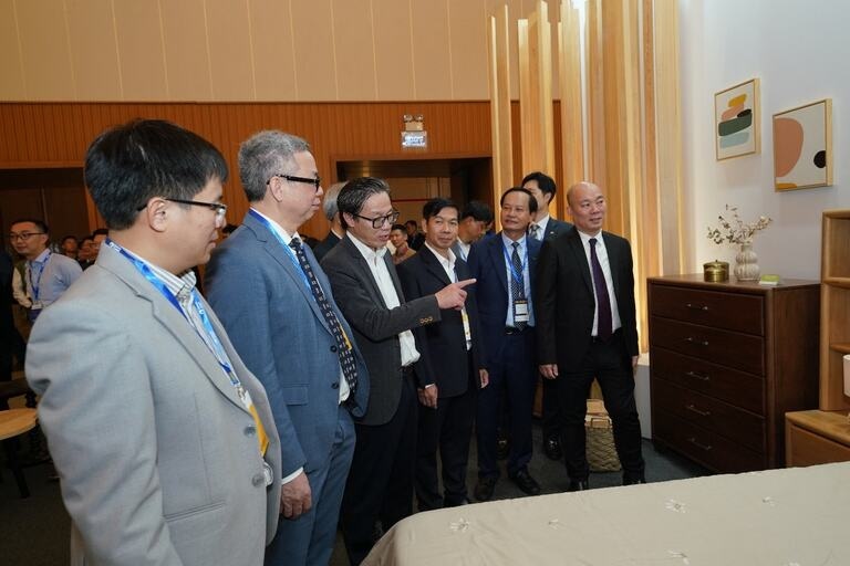 Các đại biểu tham quan gian hàng tại HawaExpo 2025