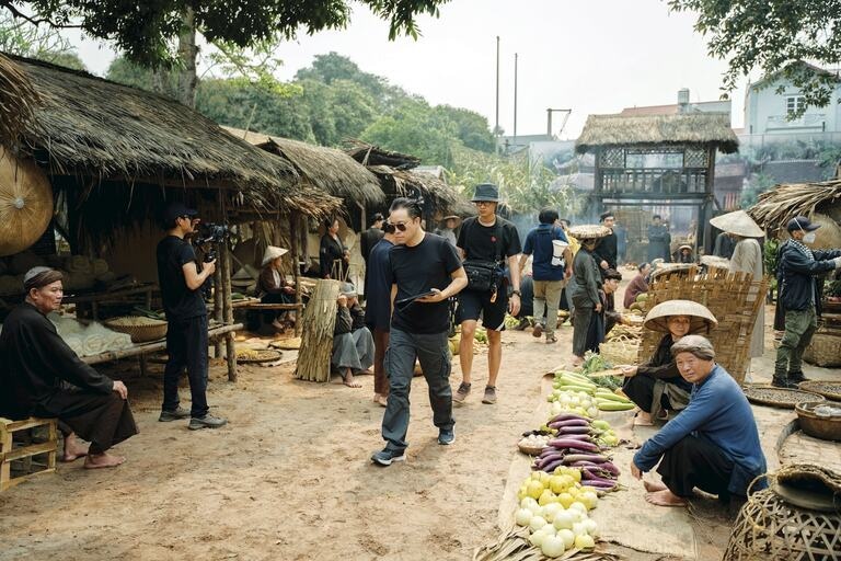 Đạo diễn Victor Vũ trên phim trường “Người vợ cuối cùng”