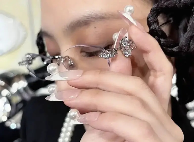 Jennie đồng loạt hưởng ứng trào lưu Pearl Nail Art
