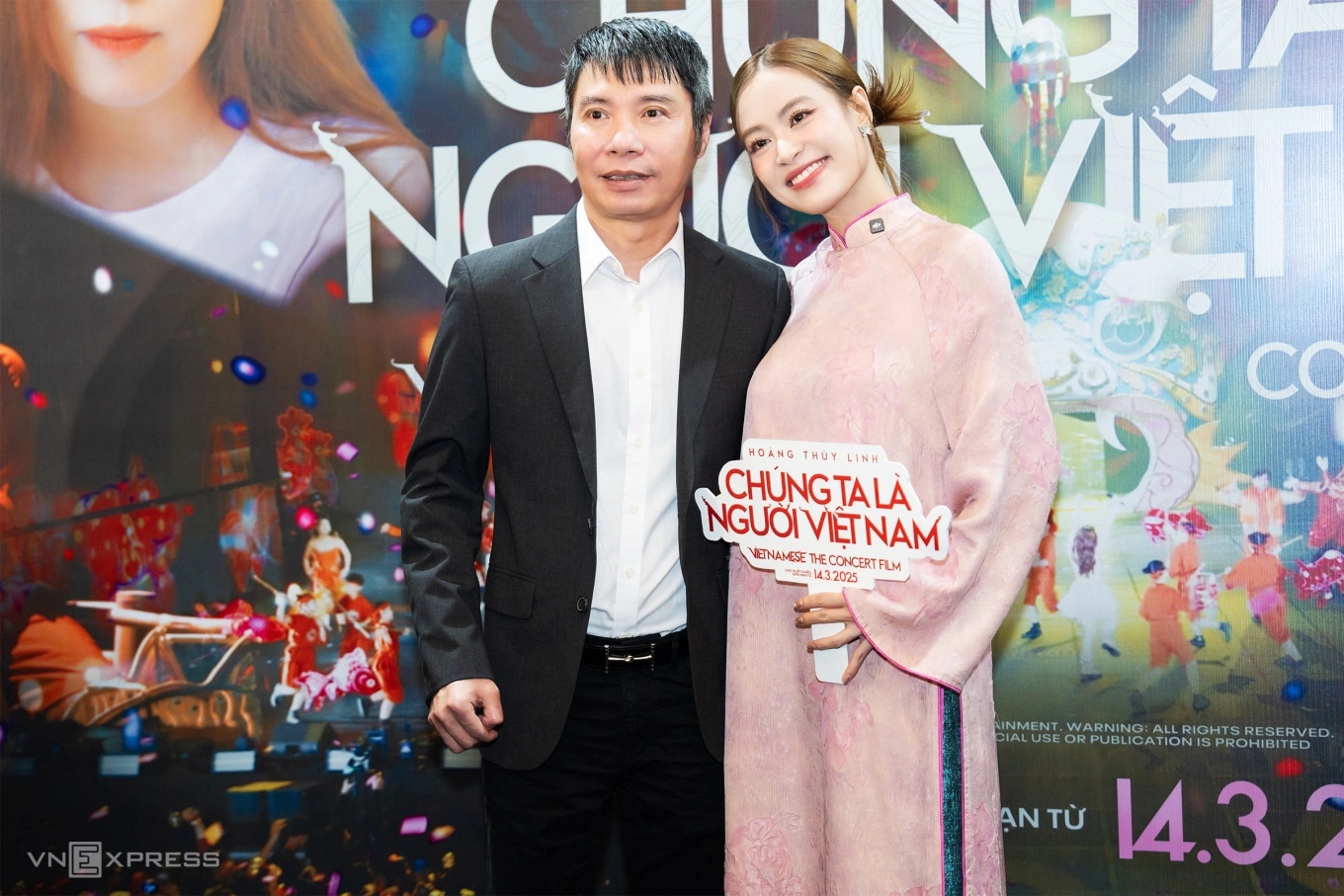 Nghệ sĩ Công Lý đến chúc mừng Hoàng Thùy Linh, chiều 14/3. Ảnh: Tùng Đinh