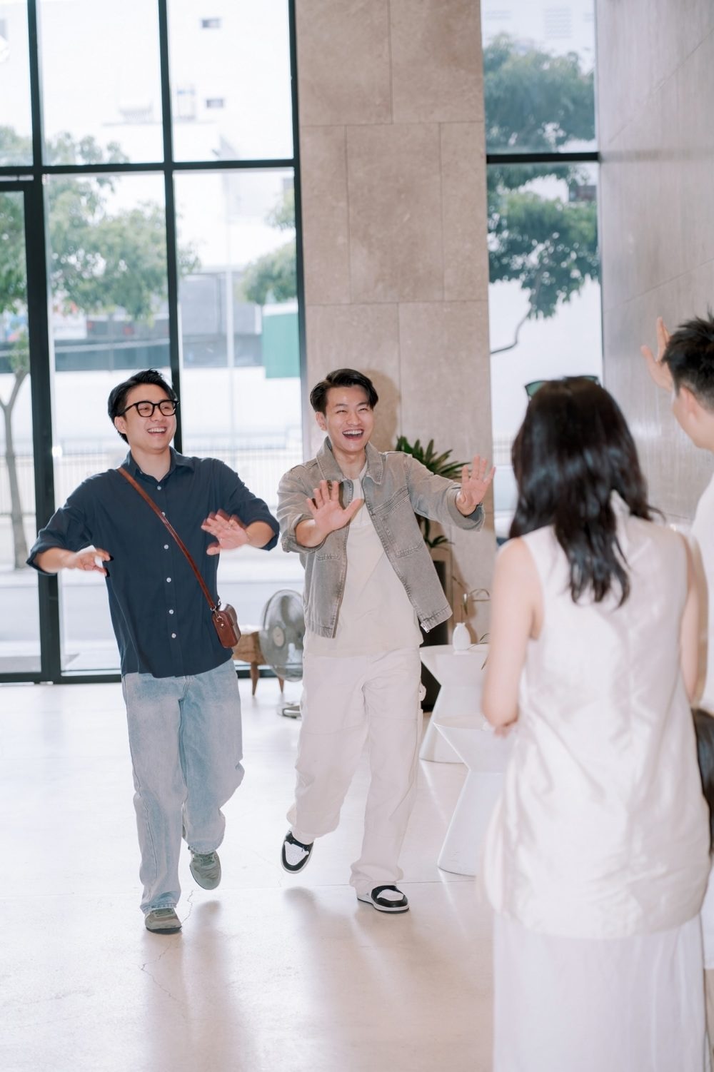 Ninh Anh Bùi - Nguyễn Tùng Dương, có mặt đầu tiên để tham dự buổi "welcome party" trước thềm lễ cưới của "Gia đình Pam Yêu Ơi".