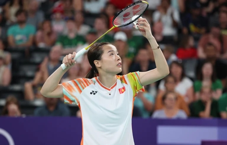 Tay-vợt-Nguyễn-Thùy-Linh-Saoviet247