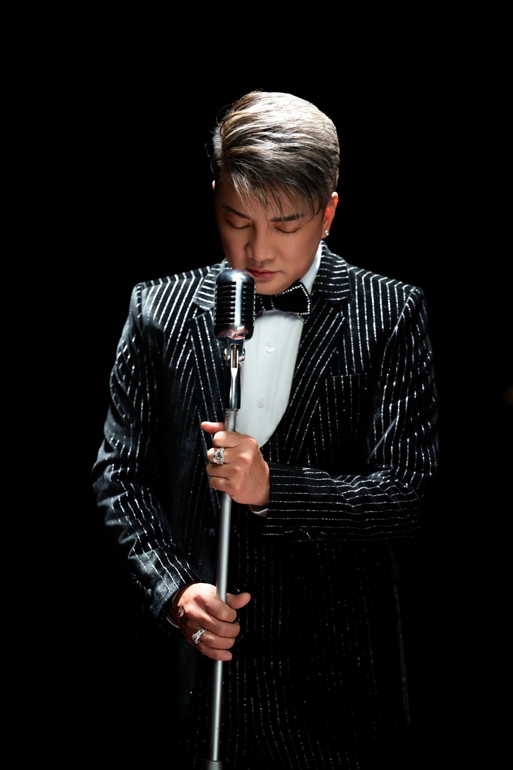 Đàm Vĩnh Hưng cùng con trai ra mắt MV “Đừng hỏi anh như thế”