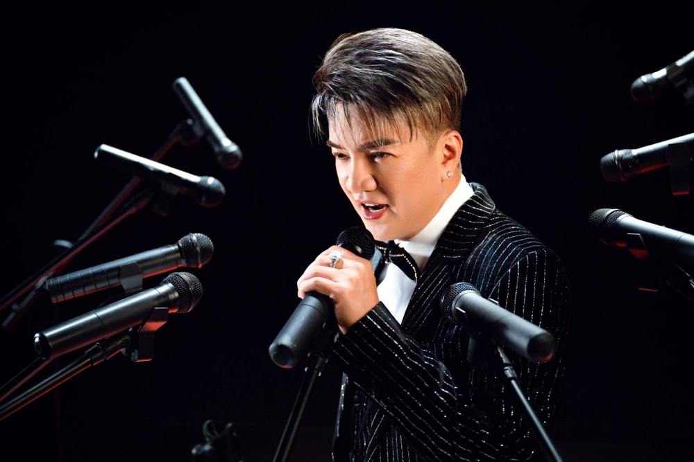 Đàm Vĩnh Hưng cùng con trai ra mắt MV “Đừng hỏi anh như thế”