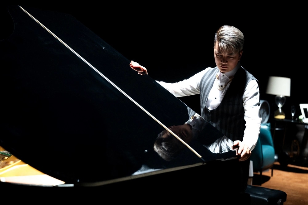 Đàm Vĩnh Hưng cùng con trai ra mắt MV “Đừng hỏi anh như thế”