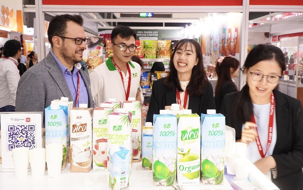 Sản phẩm nước dừa Vico Fresh được quan tâm tại sự kiện.
