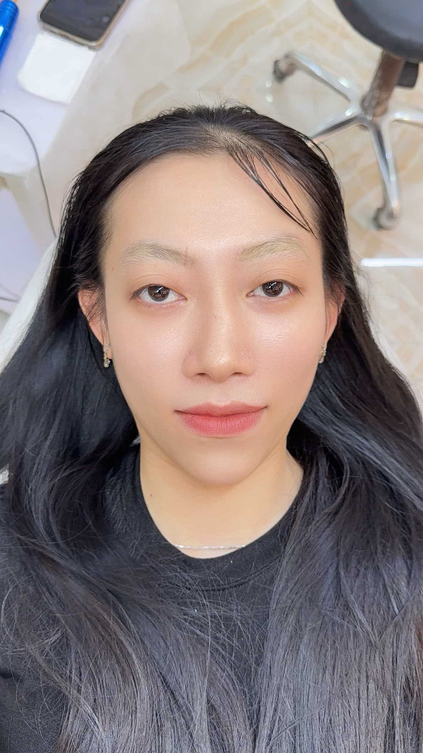 Lông mày khách hàng trước khi sử dụng dịch vụ đi sợi của Ngọc Spa