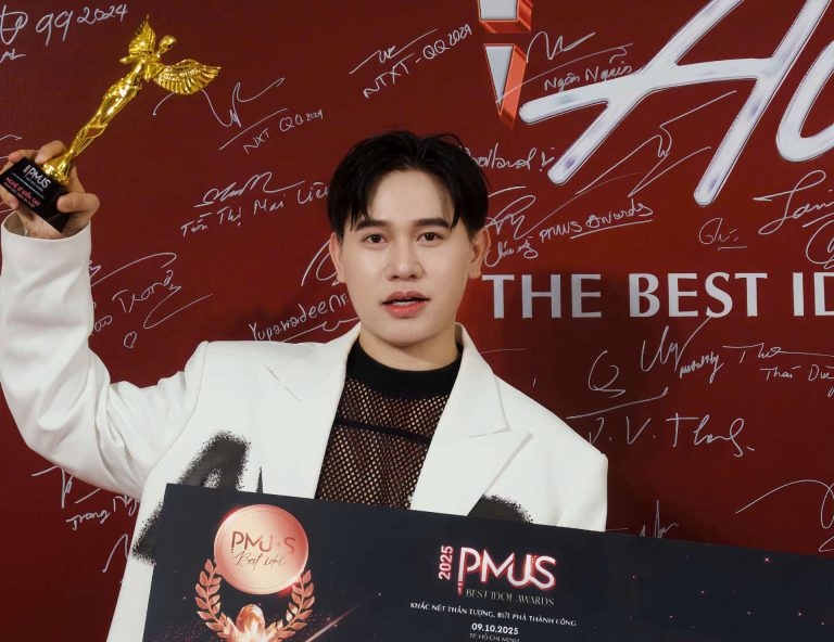 Anh được vinh danh trở thành 1 trong những người nghệ sĩ kiến tạo hạng mục phun môi trên da thật tại sự kiện PMUS AWARDS 2025