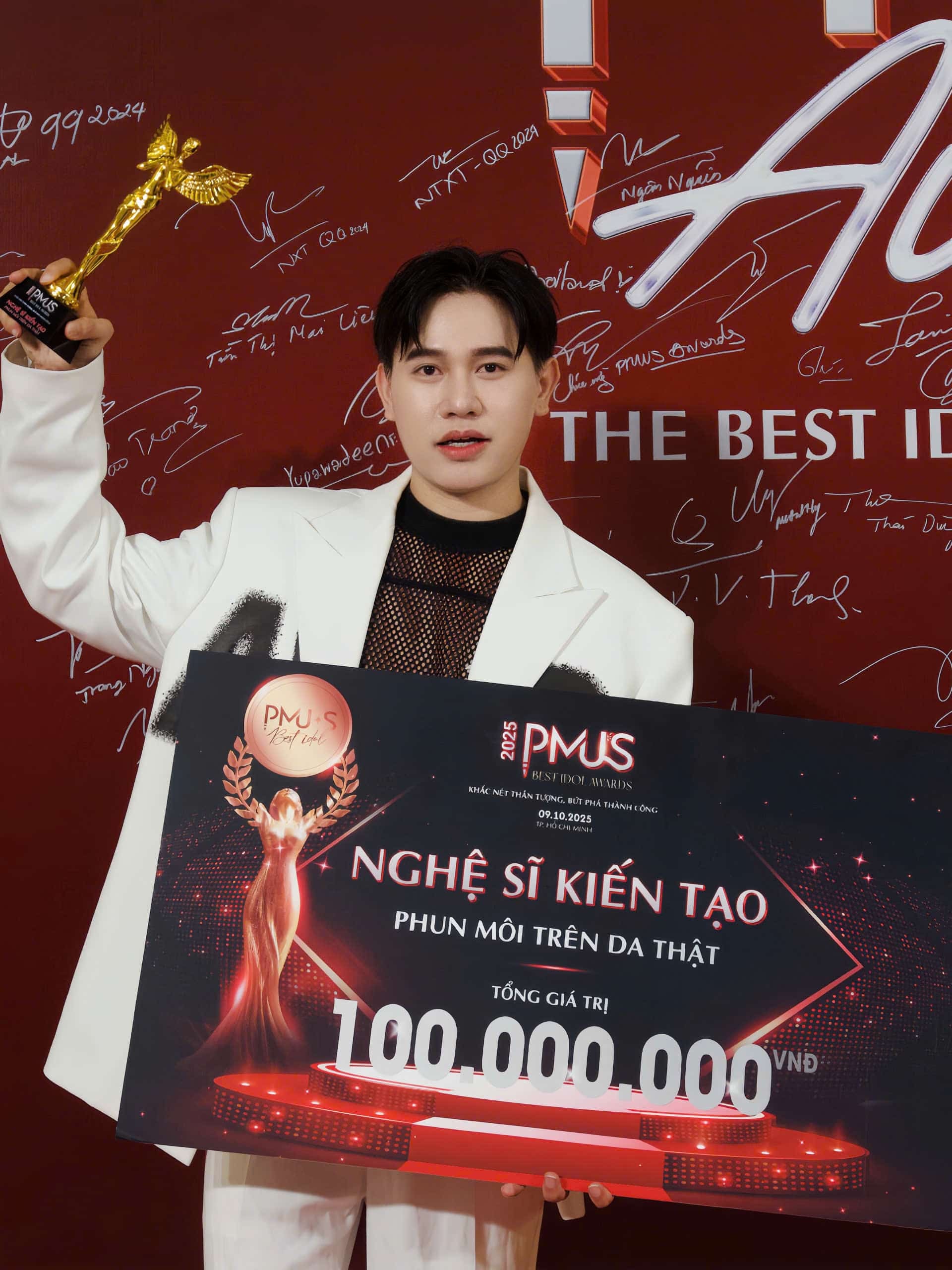 Anh được vinh danh trở thành 1 trong những người nghệ sĩ kiến tạo hạng mục phun môi trên da thật tại sự kiện PMUS AWARDS 2025