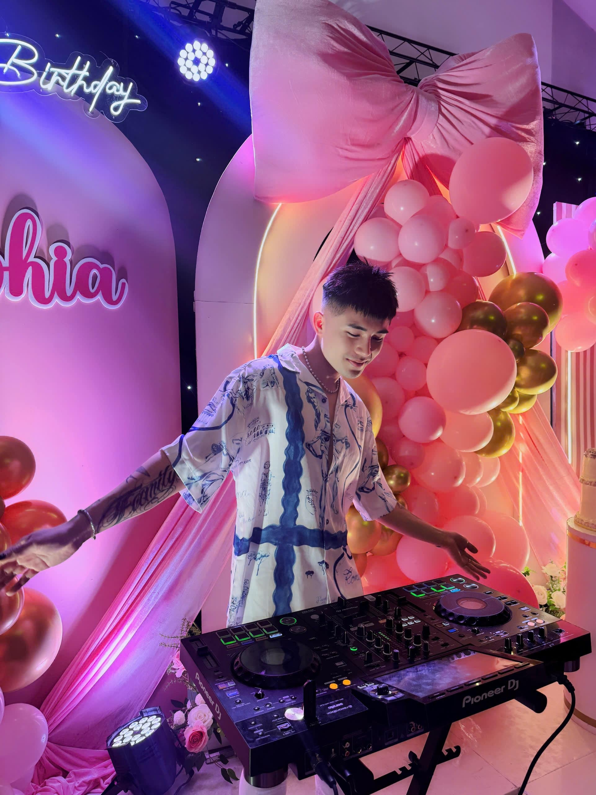 Âm nhạc là ngọn lửa, và sân khấu là nơi anh cháy hết mình