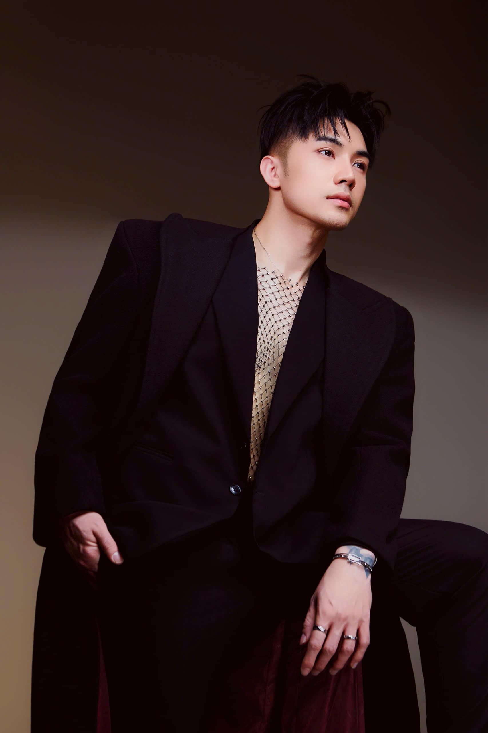 Không chỉ cuốn hút bằng âm nhạc, Andy Le còn chinh phục người đối diện bằng ánh nhìn đầy năng lượng