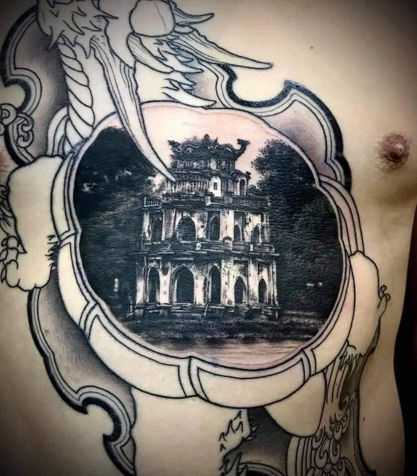 Bố cục tattoo được cân đối theo tỷ lệ cơ thể, đảm bảo điểm nhấn thị giác hài hòa giữa vùng sáng và vùng đổ bóng – yếu tố then chốt của phong cách Realistic