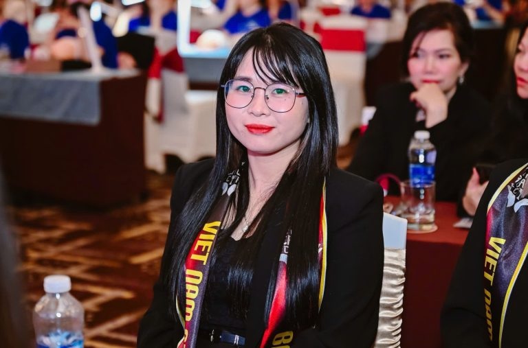 Chân dung chị Thu Trang (Changg Nail) tại một cuộc thi nail, nơi chị đảm nhiệm vai trò chuyên môn và lan tỏa giá trị