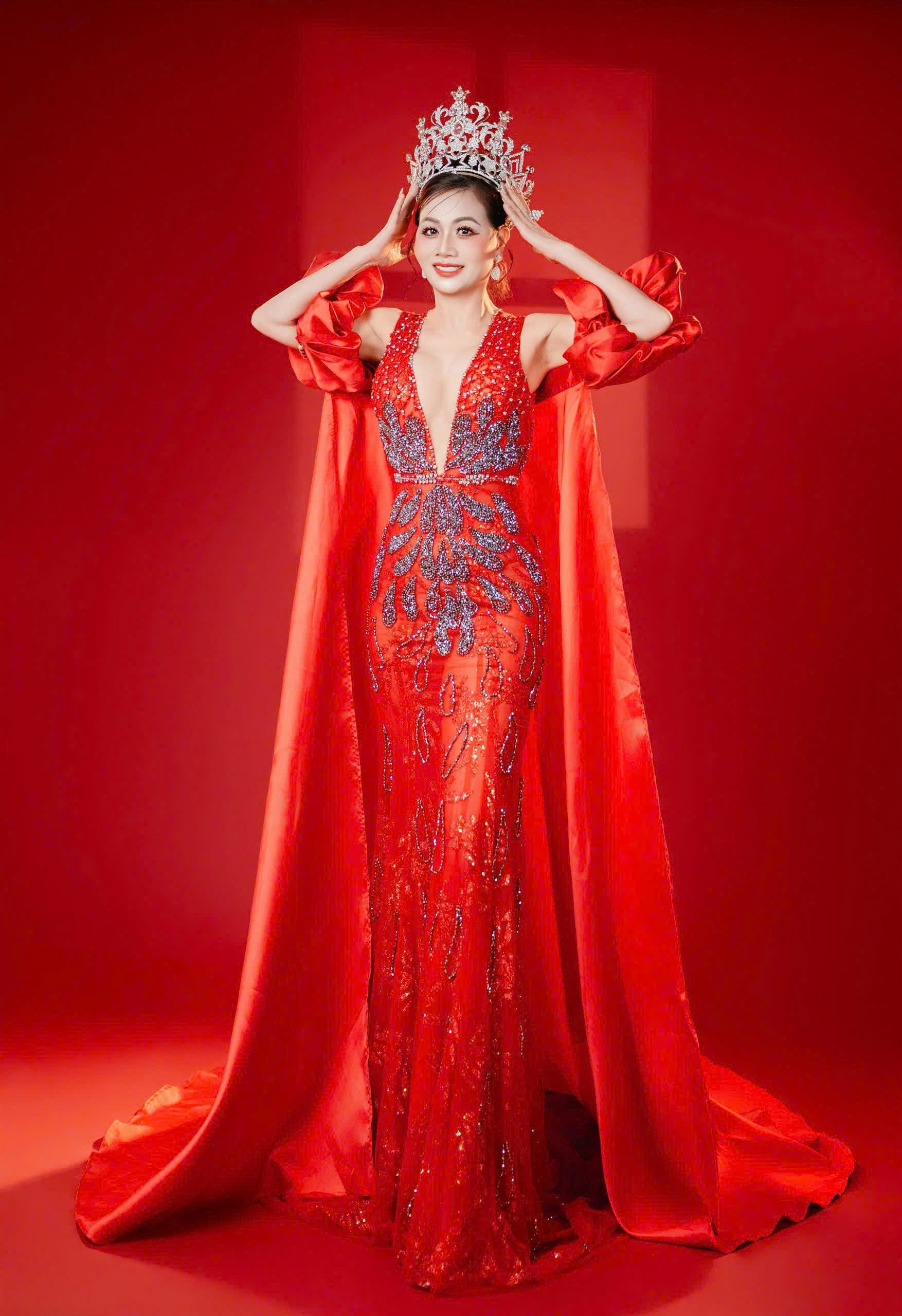 Đoàn Thị Minh Toán - Đương kim Hoa hậu Doanh nhân Hương sắc Việt Nam 2025 trong lần đồng hành cùng makeup artist Nguyên Phát