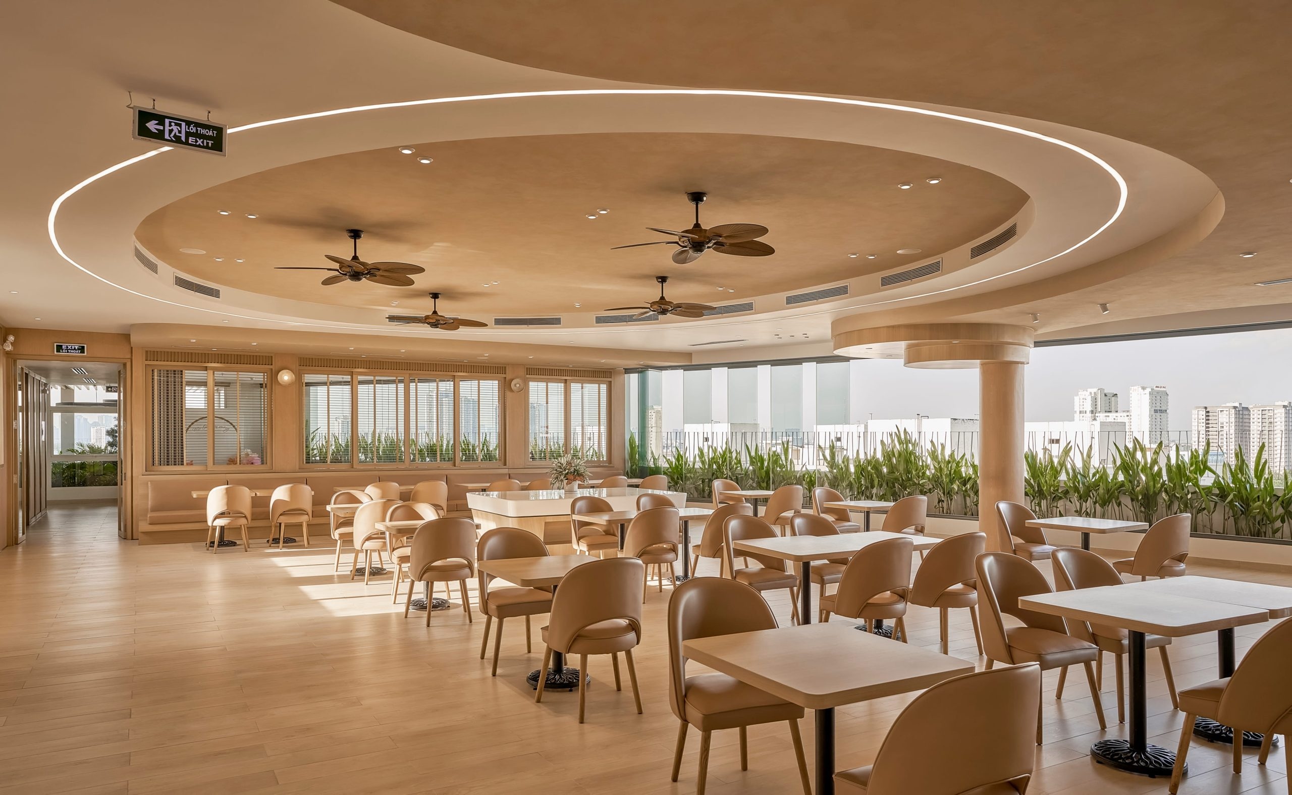 Moon Restaurant - Bệnh viện Phương Nam. Mang dấu ấn riêng với những đường cong mềm mại, tượng trưng cho “mẹ tròn con vuông”.